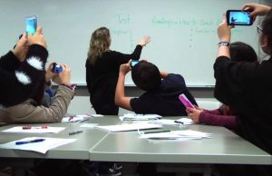 Teléfonos, estudiantes y paternalismo.