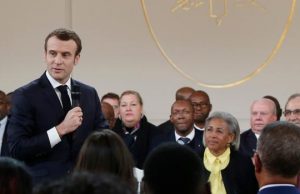 Macron consultará a los franceses sobre los chalecos amarillos