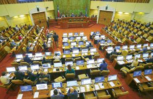 Cadem: El 85% respalda recortar número de parlamentarios