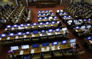 Grupo de 19 senadores de oficialismo y oposición afirman que sus votos “no estarán disponibles” para postergar la elección de gobernadores regionales