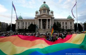 Gobierno de Serbia prohíbe la marcha del Europride